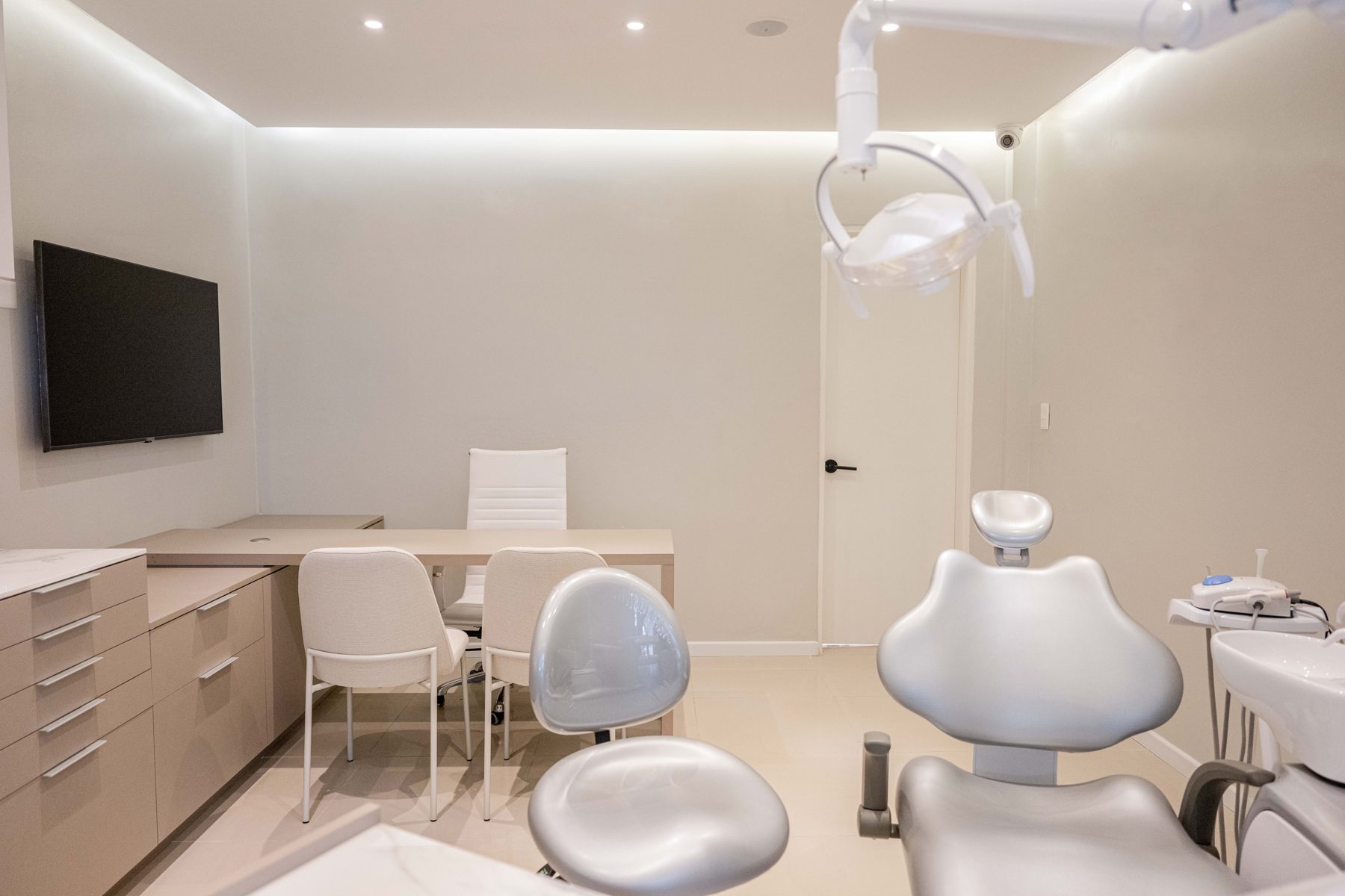 Consultorio con sillón odontológico y escritorio