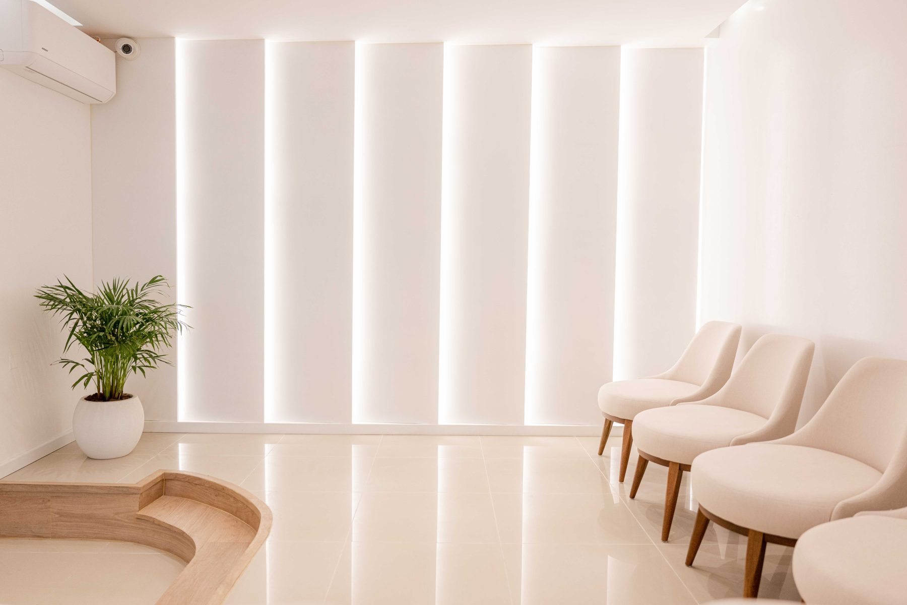 Sala de espera luminosa con sillones claros